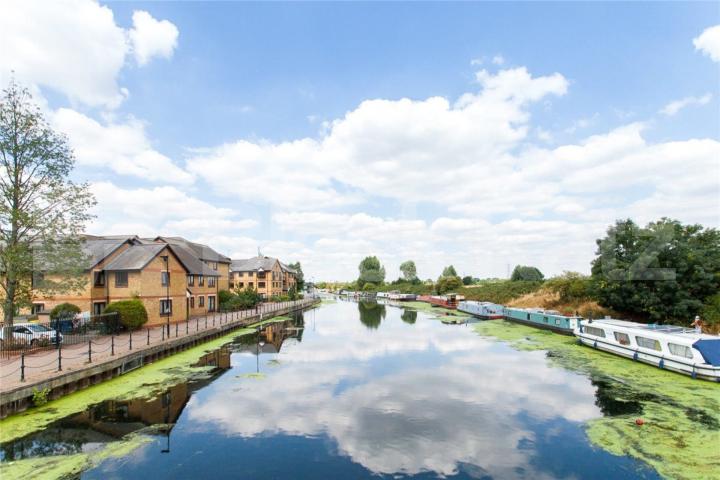 Set on the banks of the river lea a beautiful 1 bedroom property Riverside Close, Clapton 